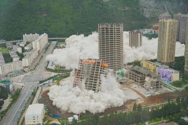 5棟高樓集中爆破，已投入數(shù)億元，為何不在原有工程上續(xù)建？（15棟爛尾7年的高樓宣布爆破拆除）"