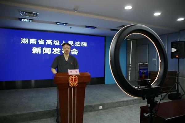湖南高院出臺文件完善專業(yè)法官會議工作機制（關(guān)于完善人民法院專業(yè)法官會議工作機制的指導意見）
