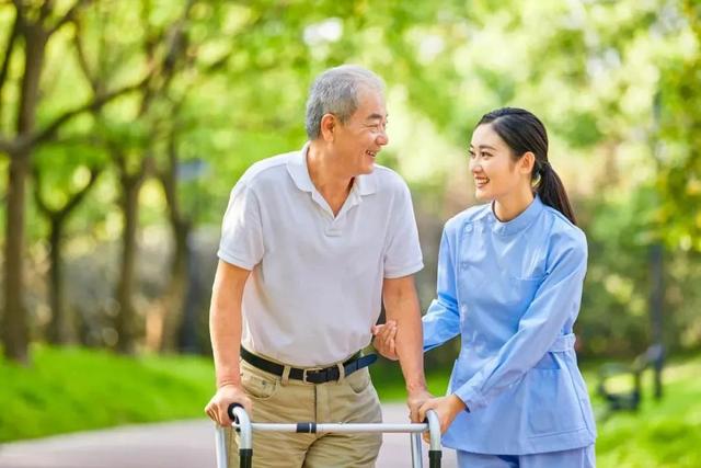 同樣都是照顧老人，養(yǎng)老護(hù)理員和保姆有什么區(qū)別嗎？（養(yǎng)老護(hù)理員跟護(hù)工有什么區(qū)別）