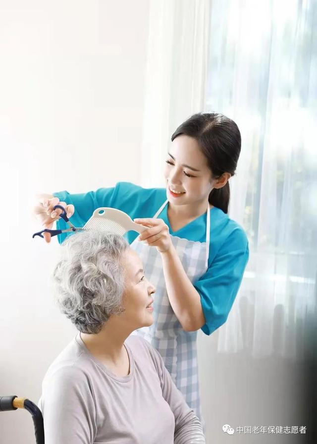 同樣都是照顧老人，養(yǎng)老護(hù)理員和保姆有什么區(qū)別嗎？（養(yǎng)老護(hù)理員跟護(hù)工有什么區(qū)別）