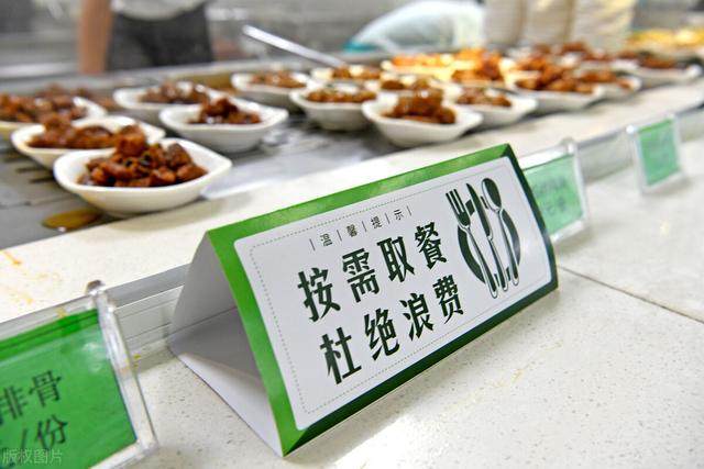 公務(wù)員食堂中的“隱藏福利”，葷素搭配2元錢，還能打包帶走（公務(wù)員食堂飯菜）