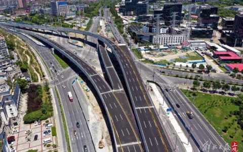 雙向6車道，全長1.6公里，楊高中路改建雙“人”字形高架跨線橋主線通車